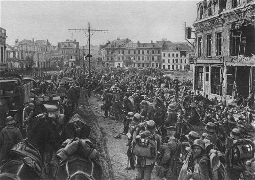 Deutsche Artillerie und Infanterie in St. Quentin bei Beginn der "Großen Schlacht in Frankreich"