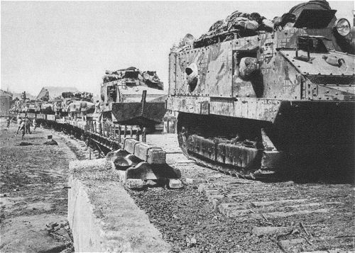 Der 1. Weltkrieg: Ankunft französischer Tanks auf einem Feldbahnhof an der Somme 
