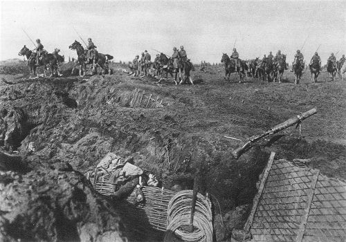Die deutsche Offensive 1918: Deutsche Divisionskavallerie überschreitet nach dem Sturm die ersten englischen Gräben